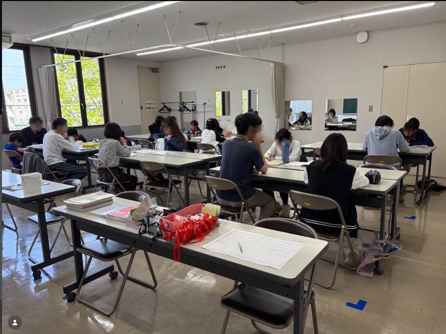知立中央公民館で学習支援を行う様子